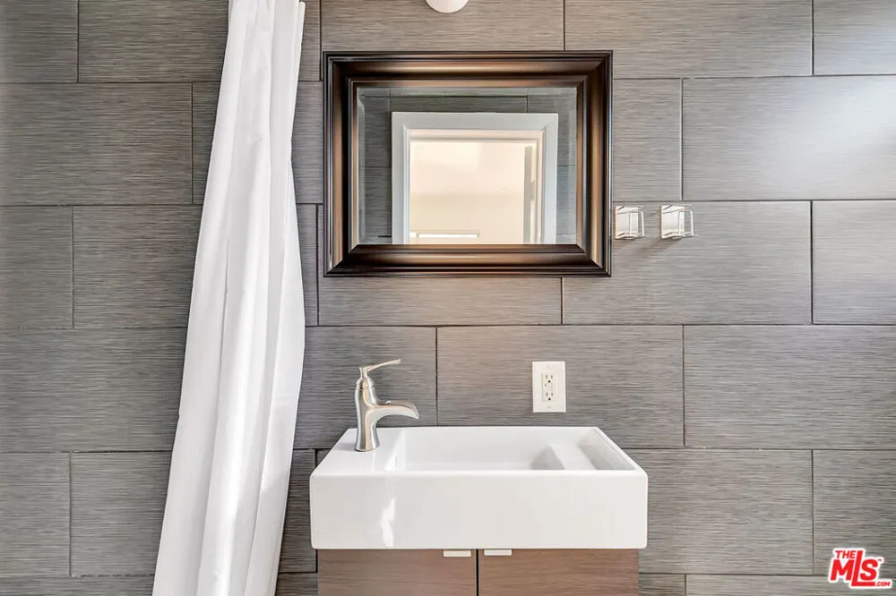 1915 S Shenandoah Street #10 Los Angeles, CA 90034