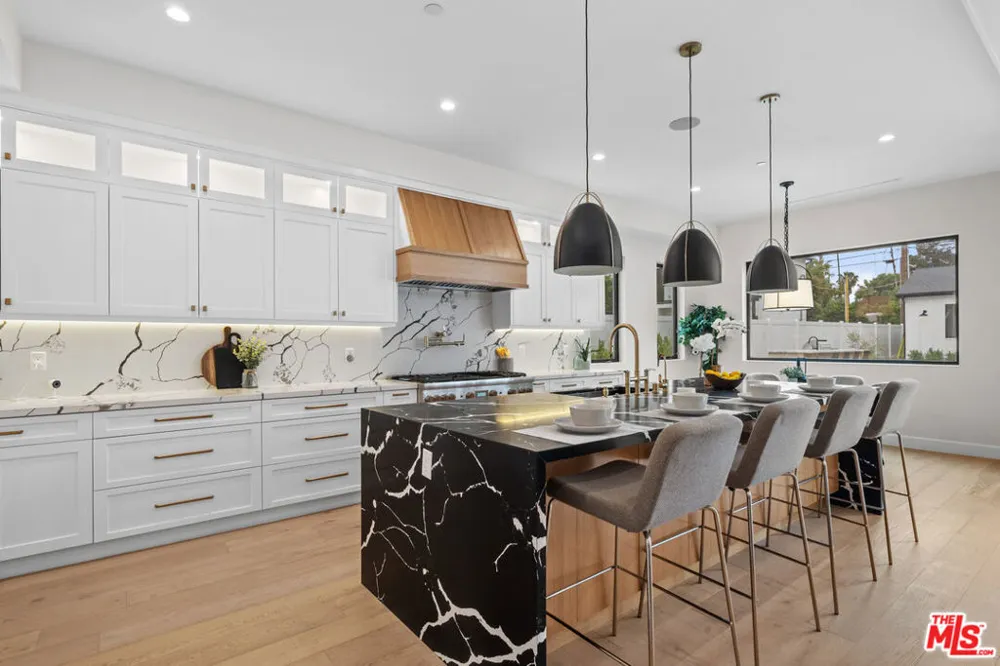 4475 Mammoth Avenue Sherman Oaks, CA 91423