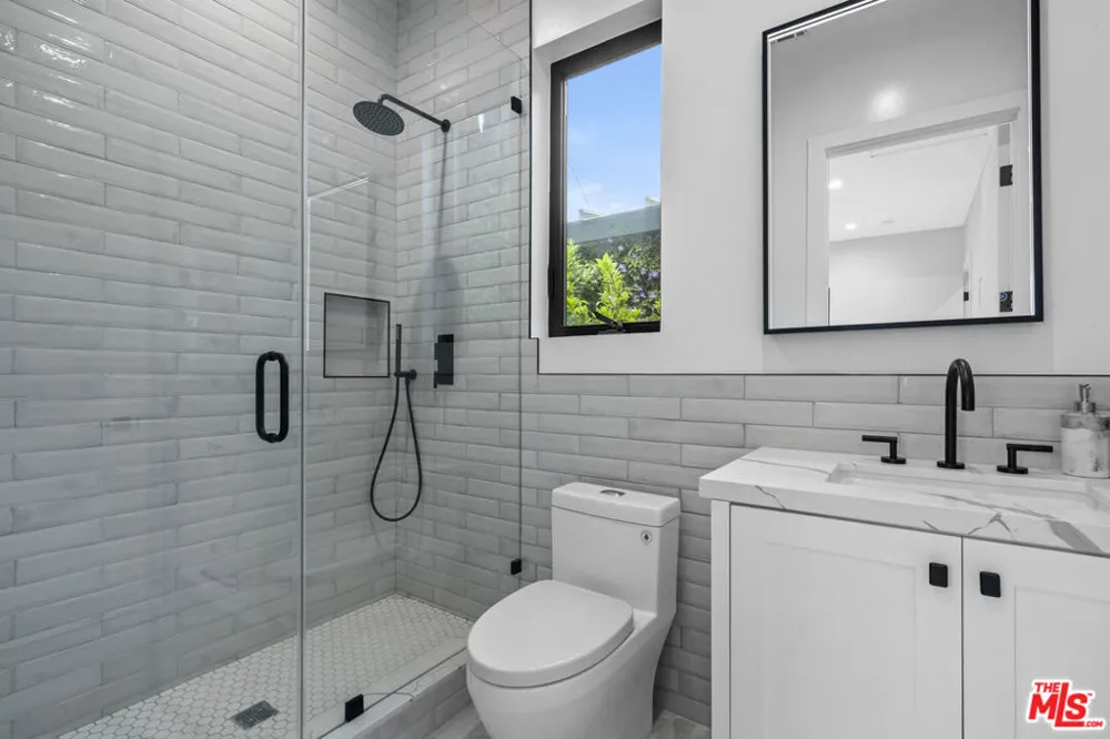4475 Mammoth Avenue Sherman Oaks, CA 91423