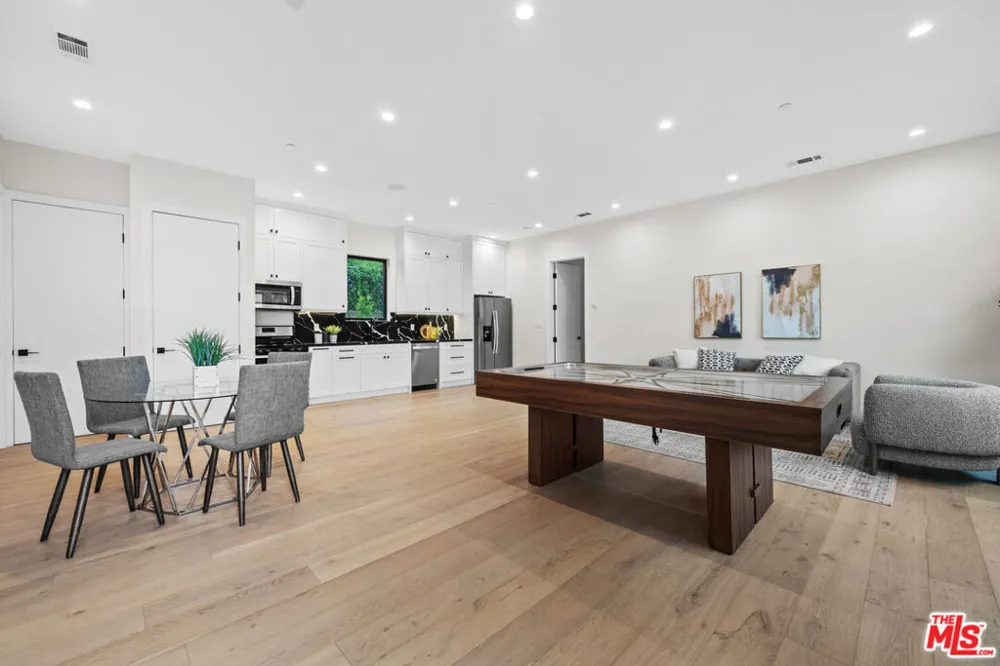 4475 Mammoth Avenue Sherman Oaks, CA 91423
