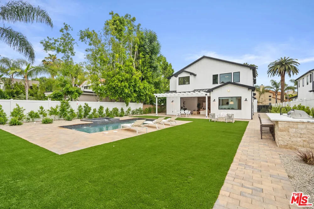 4475 Mammoth Avenue Sherman Oaks, CA 91423