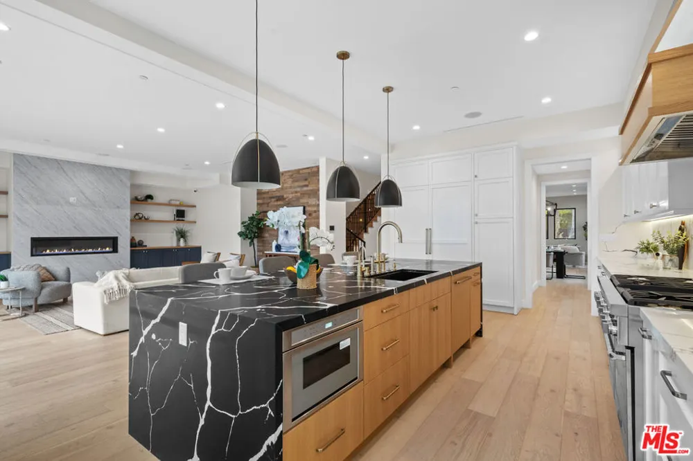 4475 Mammoth Avenue Sherman Oaks, CA 91423