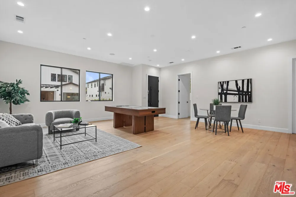 4475 Mammoth Avenue Sherman Oaks, CA 91423