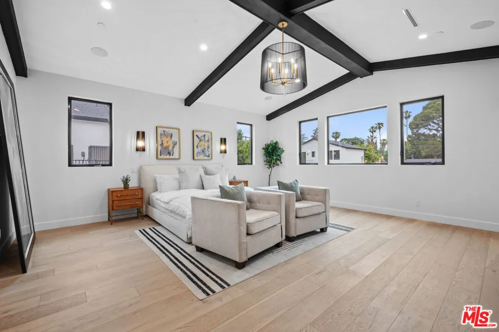 4475 Mammoth Avenue Sherman Oaks, CA 91423