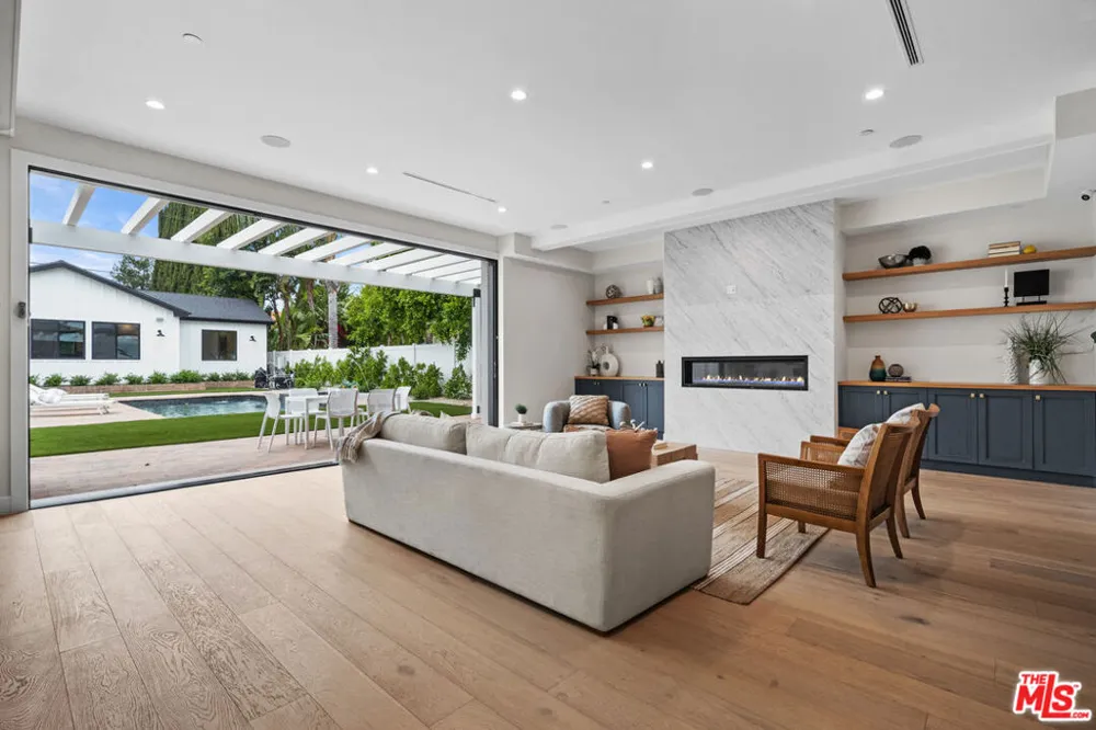 4475 Mammoth Avenue Sherman Oaks, CA 91423