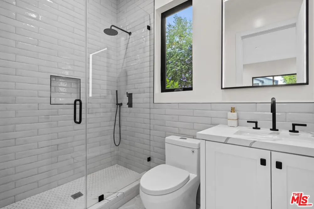 4475 Mammoth Avenue Sherman Oaks, CA 91423
