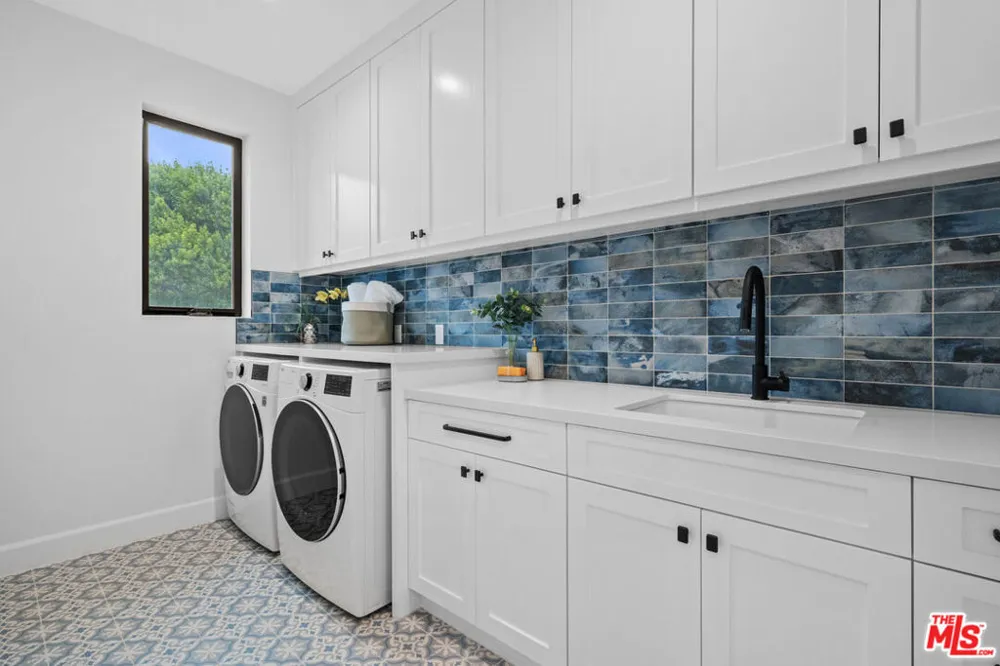 4475 Mammoth Avenue Sherman Oaks, CA 91423