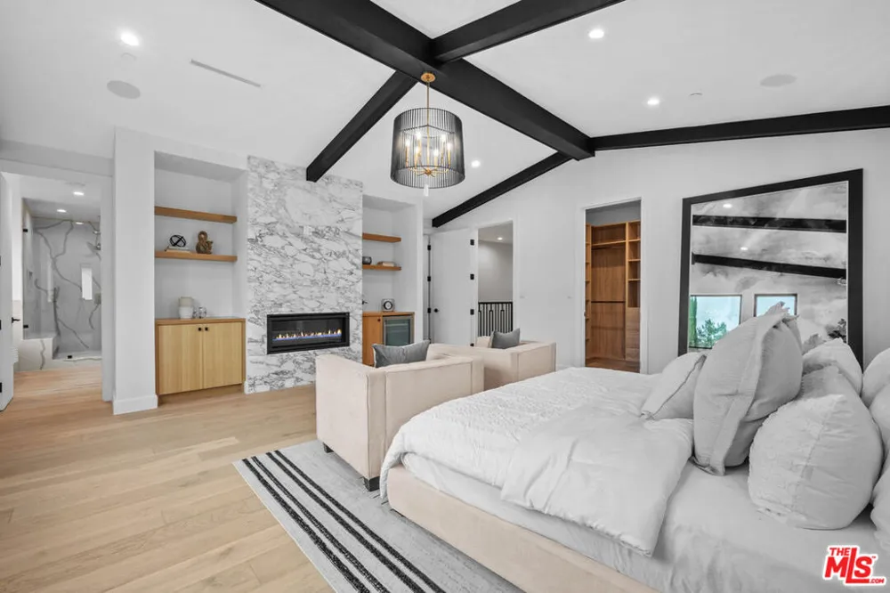 4475 Mammoth Avenue Sherman Oaks, CA 91423
