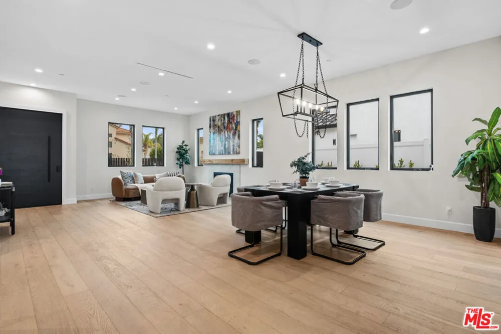 4475 Mammoth Avenue Sherman Oaks, CA 91423