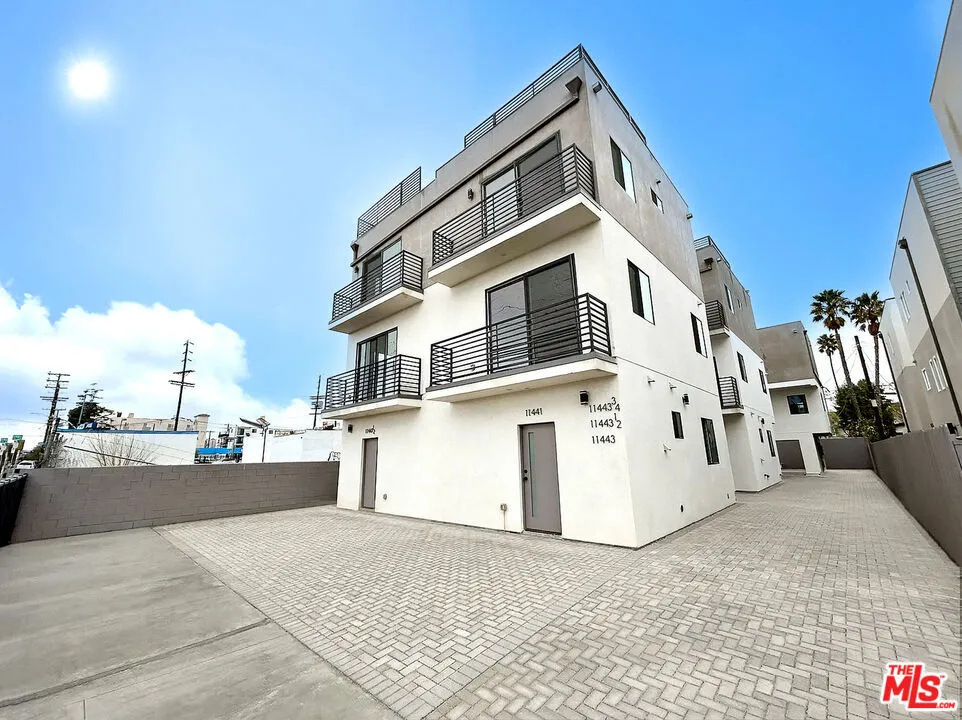 11443 Hatteras Street North Hollywood, CA 91601