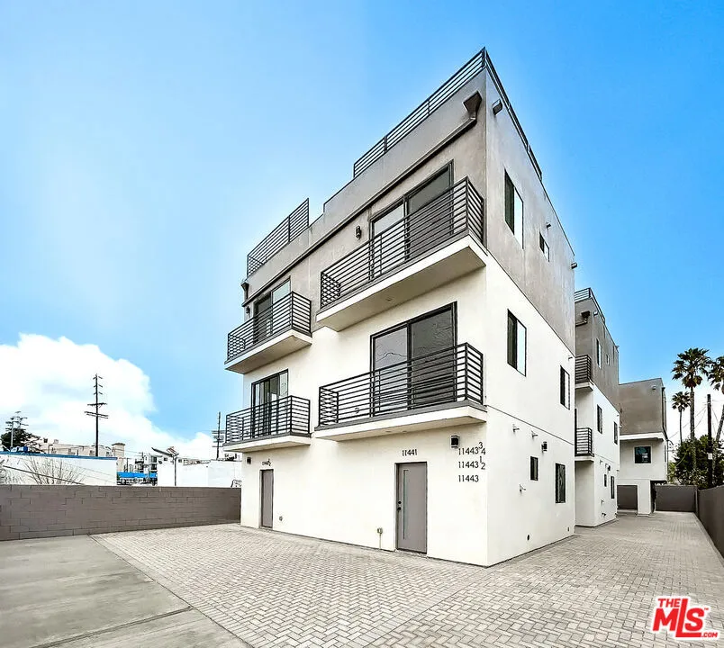 11443 Hatteras Street North Hollywood, CA 91601