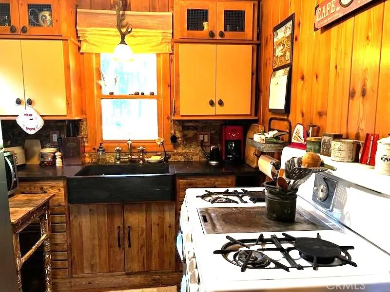 7877 Holly Lake Arrowhead, CA 92352