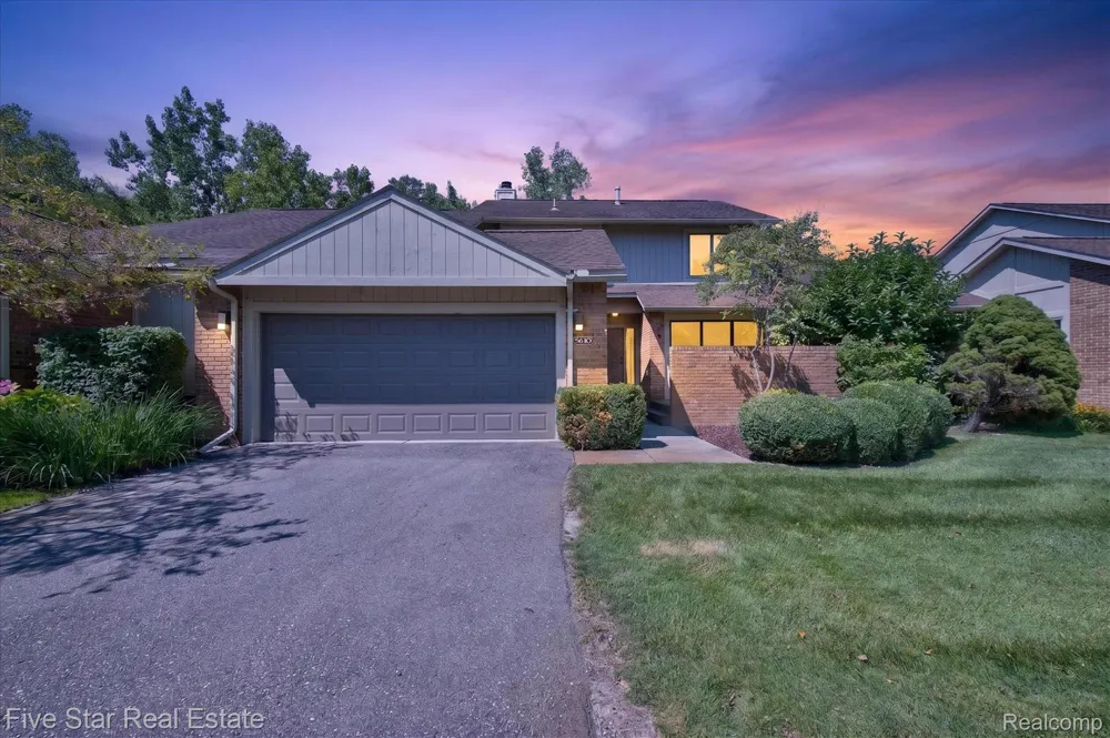 5610 Hillcrest Circle W West Bloomfield Charter Township, MI 48322