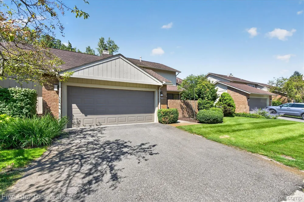 5610 Hillcrest Circle W West Bloomfield Charter Township, MI 48322