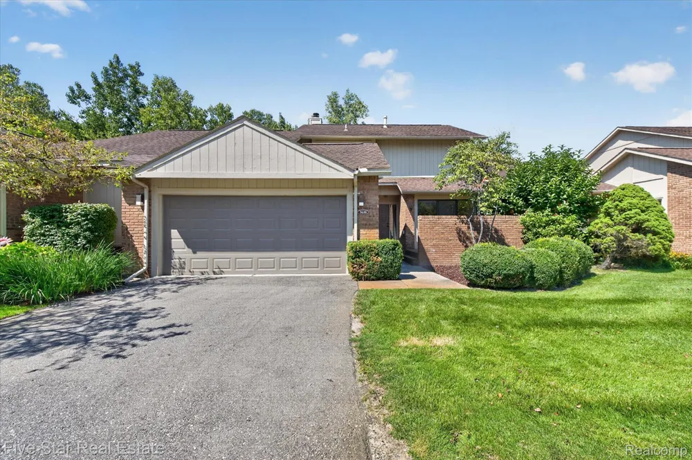 5610 Hillcrest Circle W West Bloomfield Charter Township, MI 48322