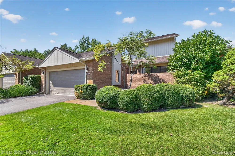 5610 Hillcrest Circle W West Bloomfield Charter Township, MI 48322