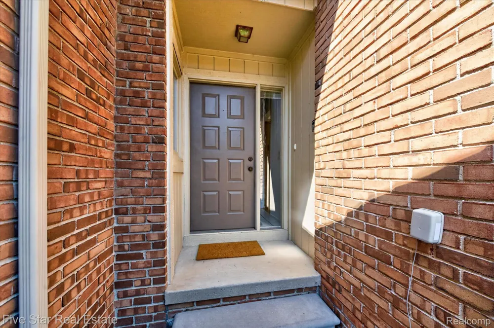 5610 Hillcrest Circle W West Bloomfield Charter Township, MI 48322