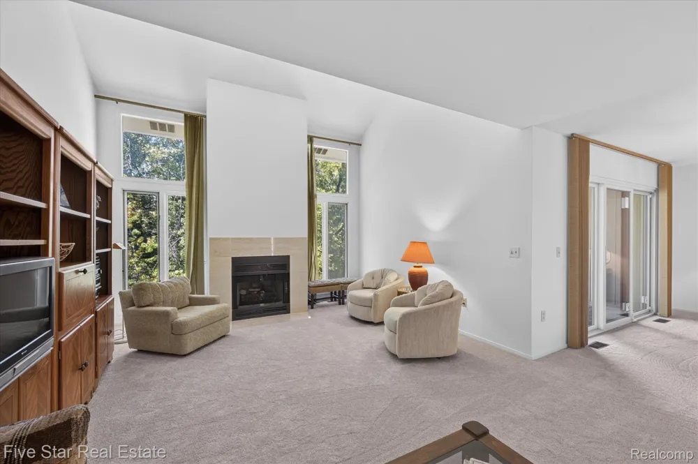 5610 Hillcrest Circle W West Bloomfield Charter Township, MI 48322