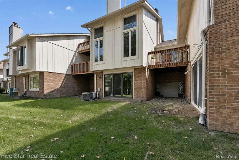 5610 Hillcrest Circle W West Bloomfield Charter Township, MI 48322