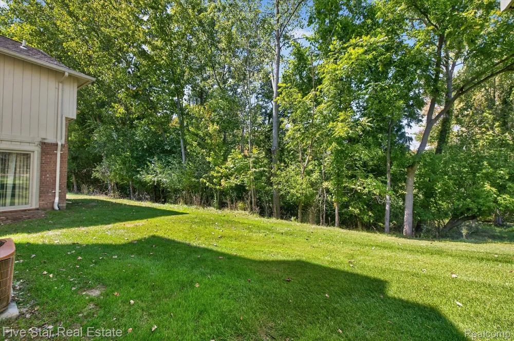 5610 Hillcrest Circle W West Bloomfield Charter Township, MI 48322