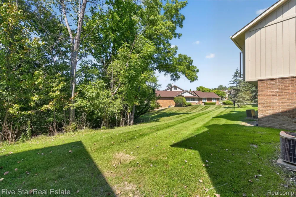 5610 Hillcrest Circle W West Bloomfield Charter Township, MI 48322