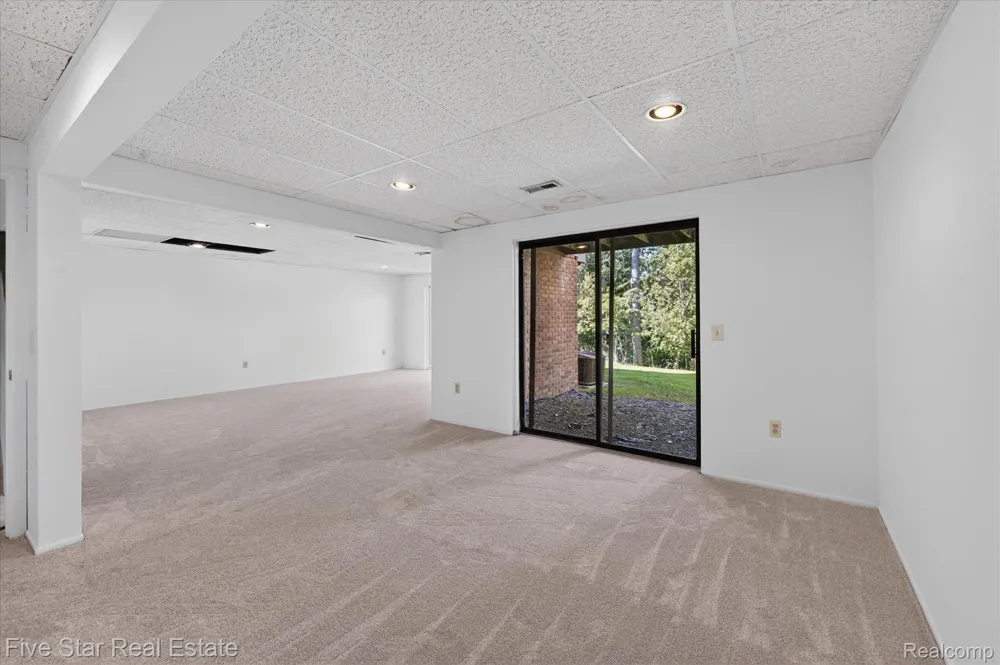 5610 Hillcrest Circle W West Bloomfield Charter Township, MI 48322