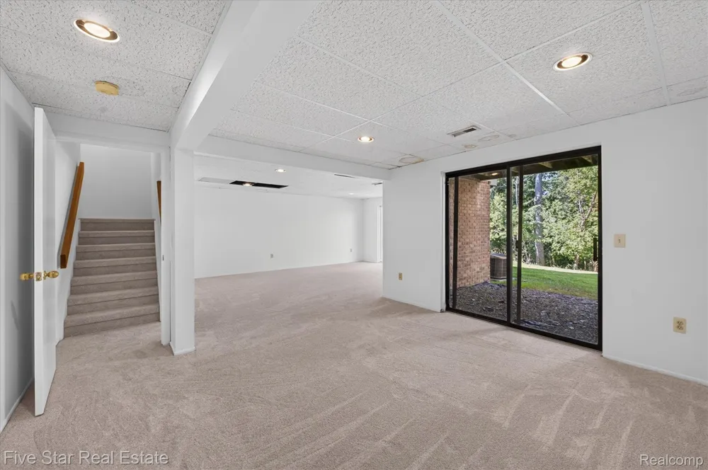 5610 Hillcrest Circle W West Bloomfield Charter Township, MI 48322