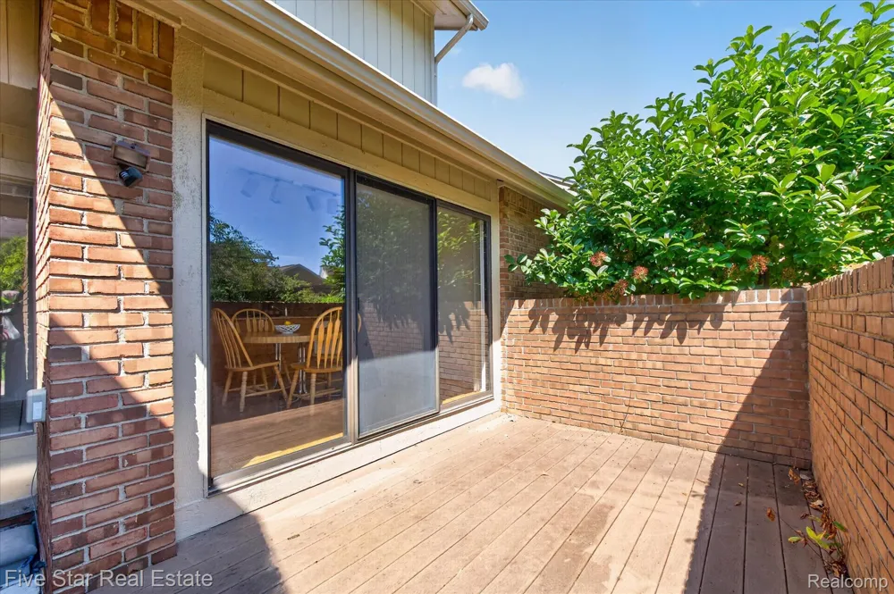 5610 Hillcrest Circle W West Bloomfield Charter Township, MI 48322
