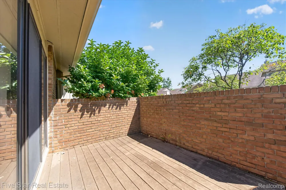 5610 Hillcrest Circle W West Bloomfield Charter Township, MI 48322