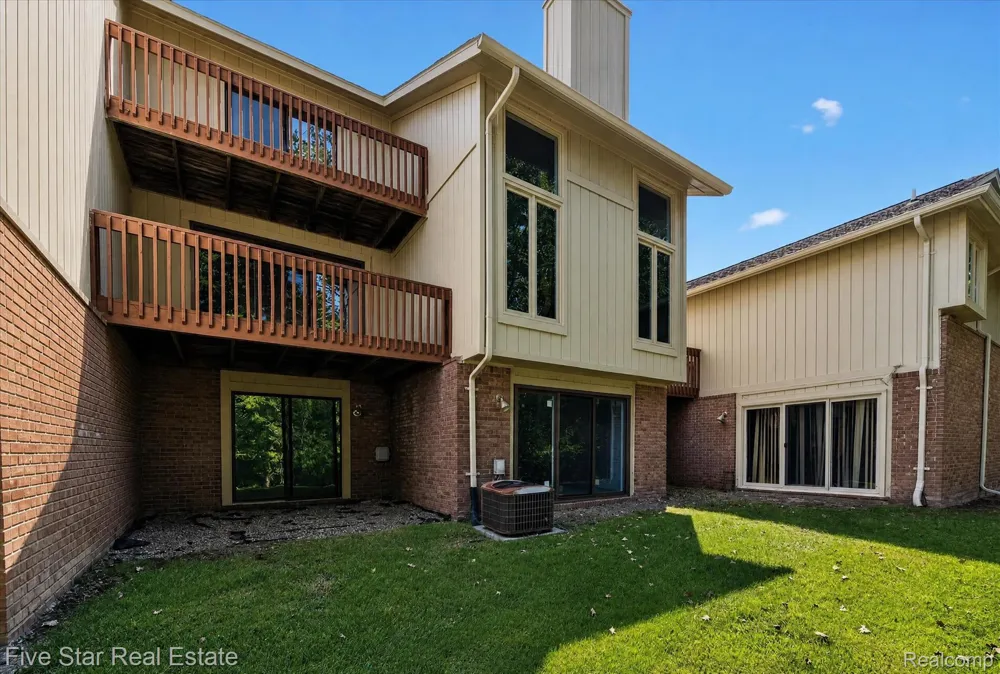 5610 Hillcrest Circle W West Bloomfield Charter Township, MI 48322