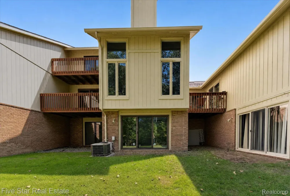 5610 Hillcrest Circle W West Bloomfield Charter Township, MI 48322
