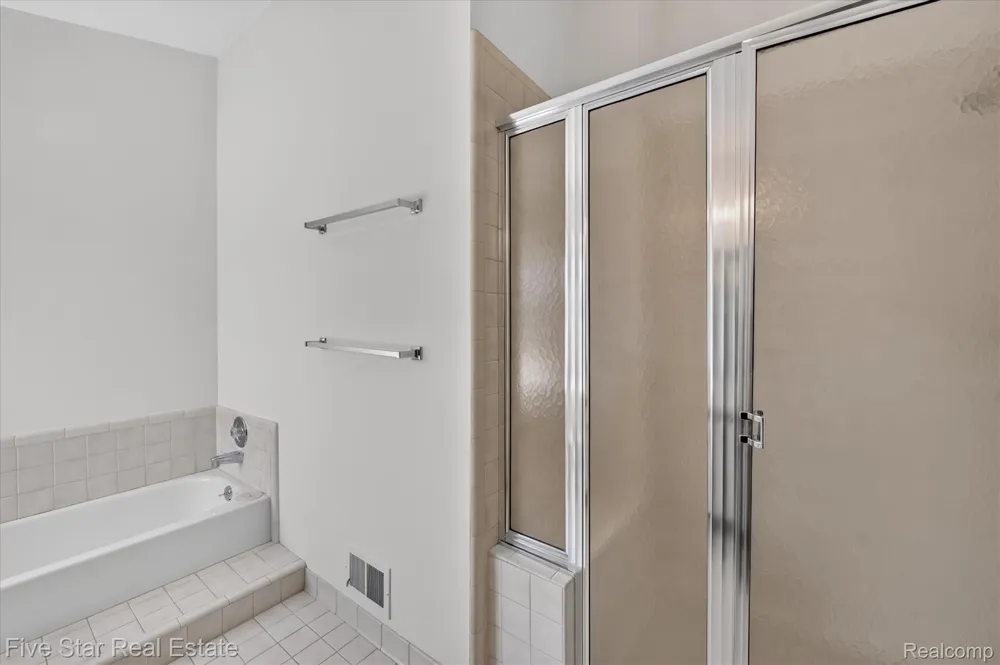 5610 Hillcrest Circle W West Bloomfield Charter Township, MI 48322