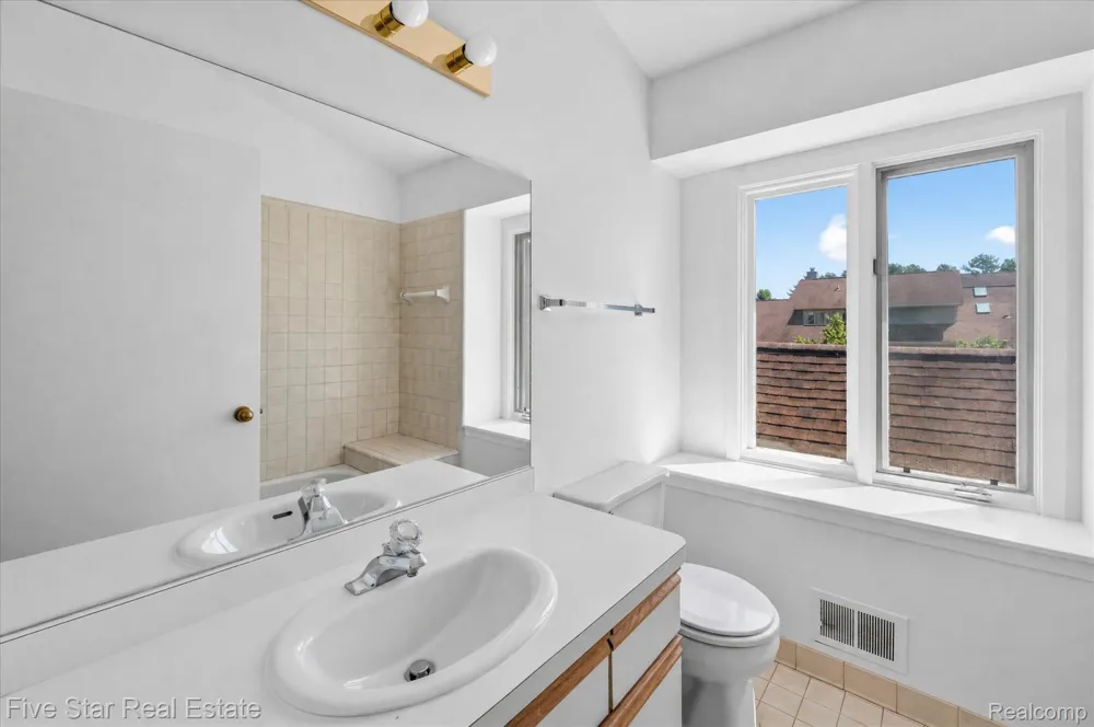 5610 Hillcrest Circle W West Bloomfield Charter Township, MI 48322