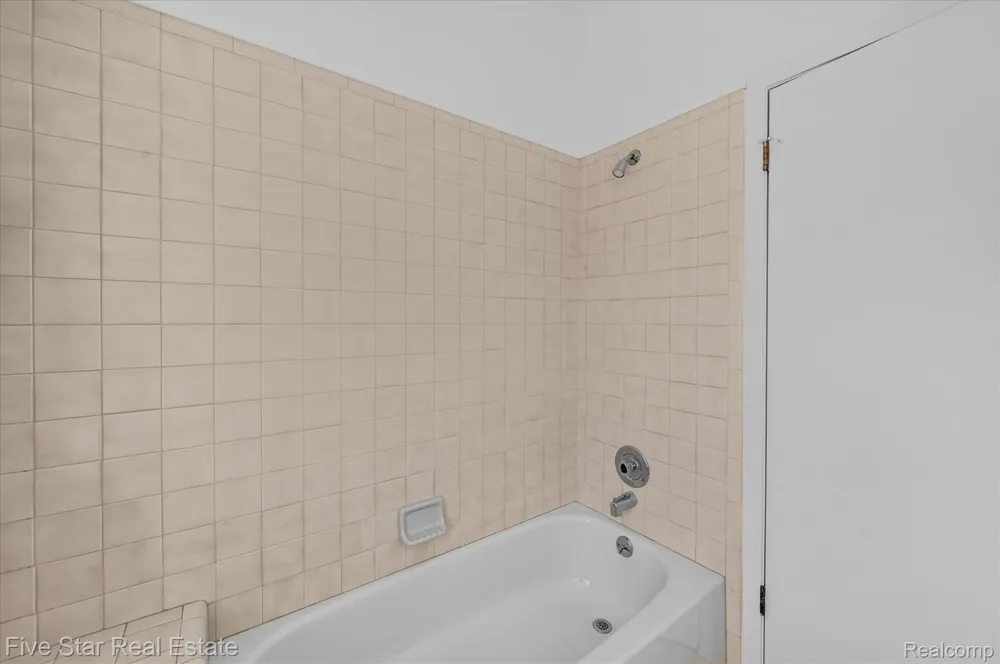 5610 Hillcrest Circle W West Bloomfield Charter Township, MI 48322