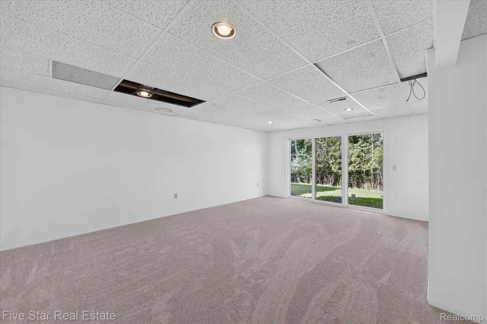 5610 Hillcrest Circle W West Bloomfield Charter Township, MI 48322