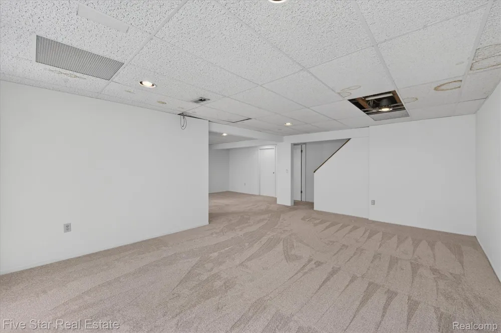 5610 Hillcrest Circle W West Bloomfield Charter Township, MI 48322