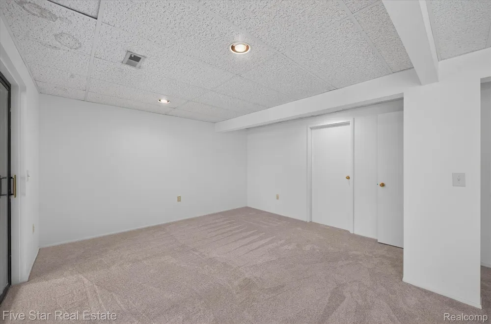 5610 Hillcrest Circle W West Bloomfield Charter Township, MI 48322