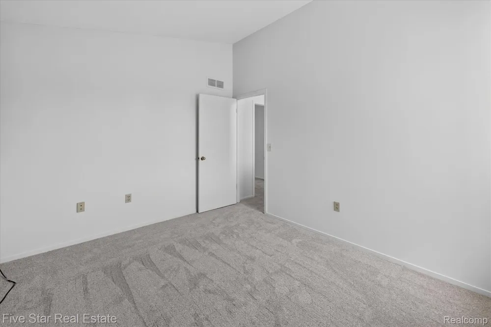 5610 Hillcrest Circle W West Bloomfield Charter Township, MI 48322