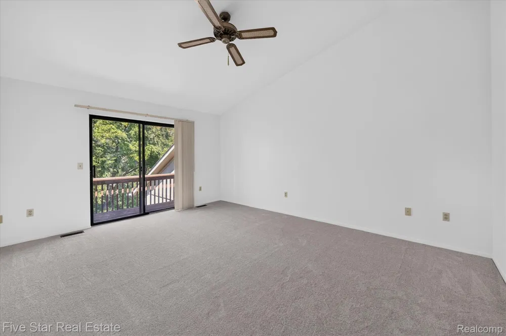 5610 Hillcrest Circle W West Bloomfield Charter Township, MI 48322