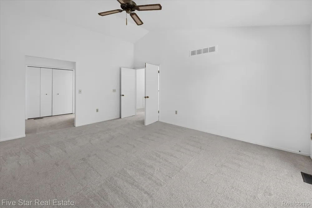 5610 Hillcrest Circle W West Bloomfield Charter Township, MI 48322