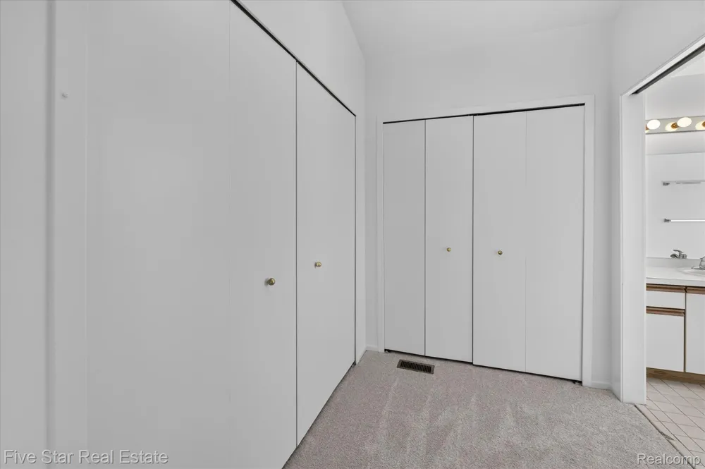 5610 Hillcrest Circle W West Bloomfield Charter Township, MI 48322
