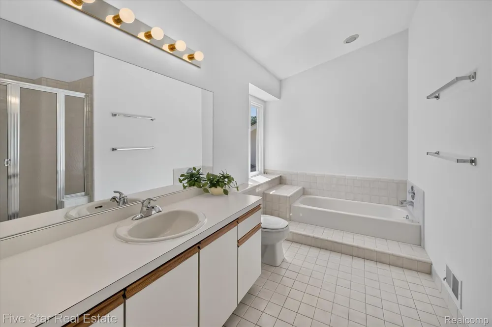 5610 Hillcrest Circle W West Bloomfield Charter Township, MI 48322