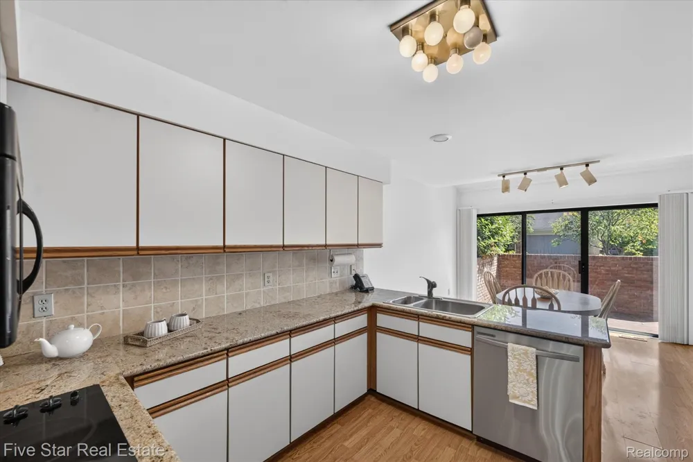 5610 Hillcrest Circle W West Bloomfield Charter Township, MI 48322