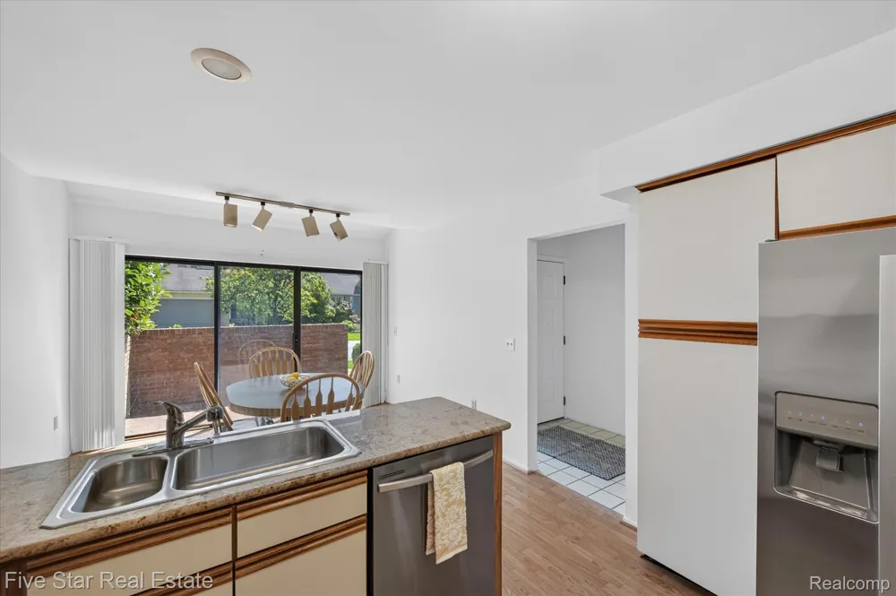 5610 Hillcrest Circle W West Bloomfield Charter Township, MI 48322