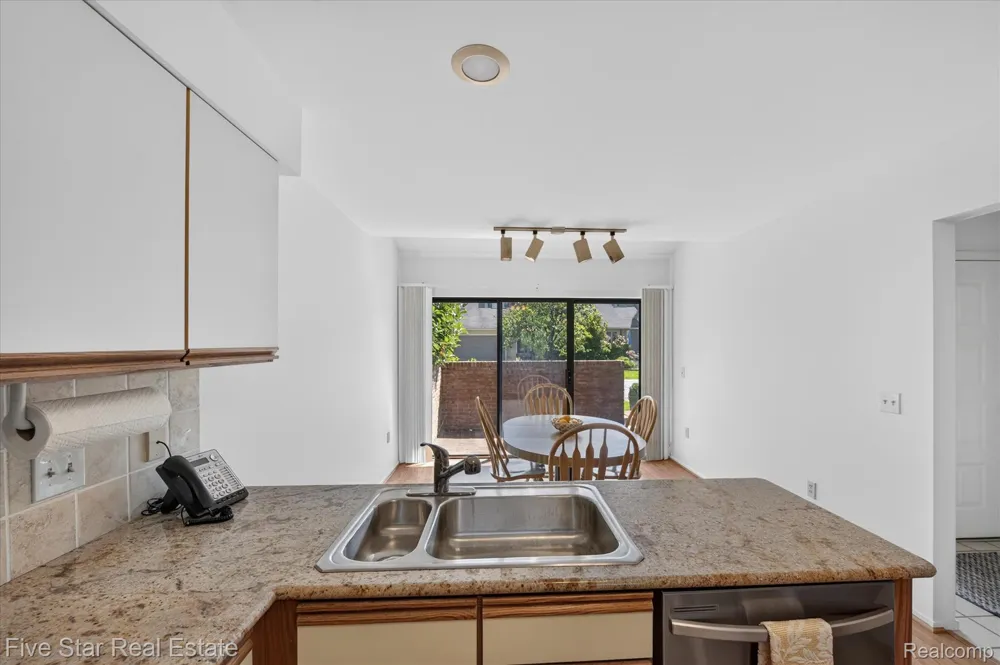 5610 Hillcrest Circle W West Bloomfield Charter Township, MI 48322