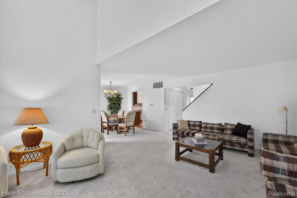 5610 Hillcrest Circle W West Bloomfield Charter Township, MI 48322