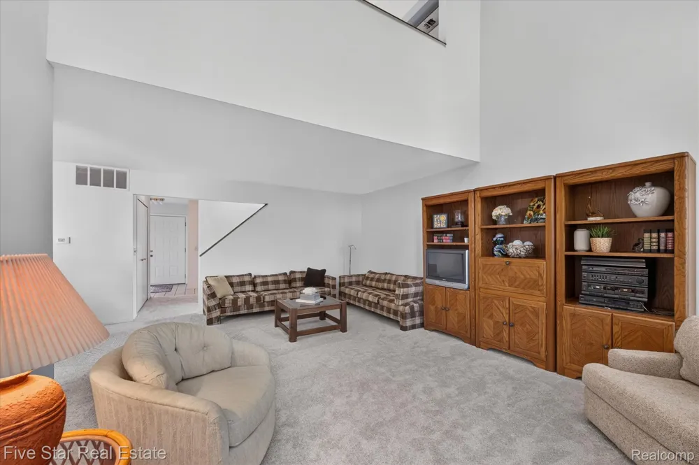5610 Hillcrest Circle W West Bloomfield Charter Township, MI 48322