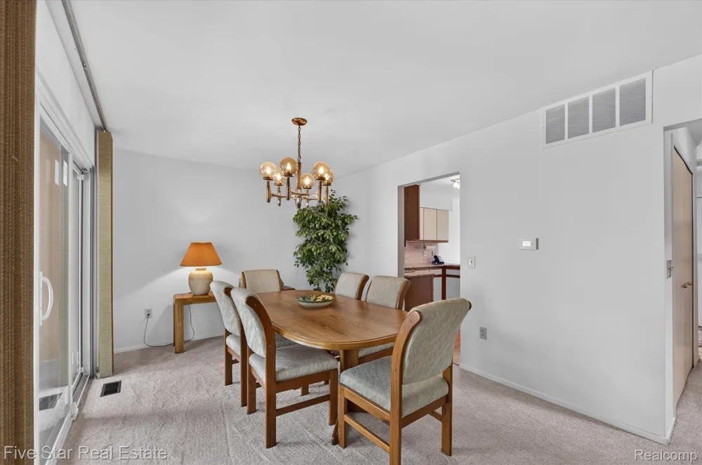 5610 Hillcrest Circle W West Bloomfield Charter Township, MI 48322