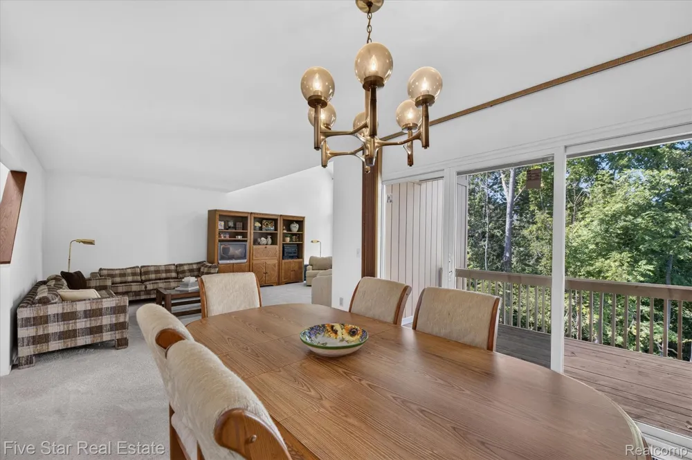 5610 Hillcrest Circle W West Bloomfield Charter Township, MI 48322