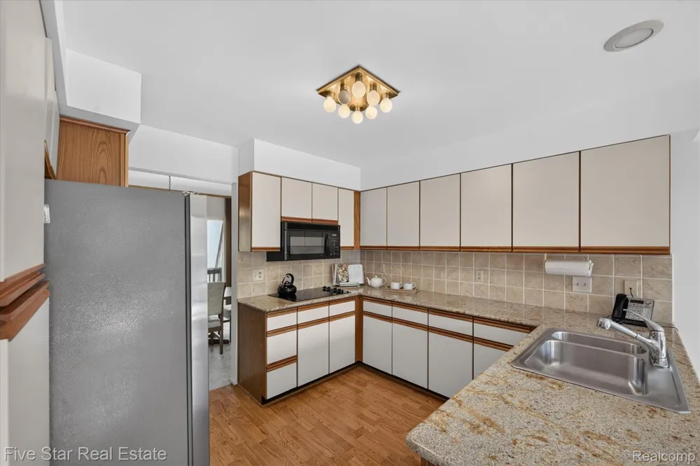 5610 Hillcrest Circle W West Bloomfield Charter Township, MI 48322
